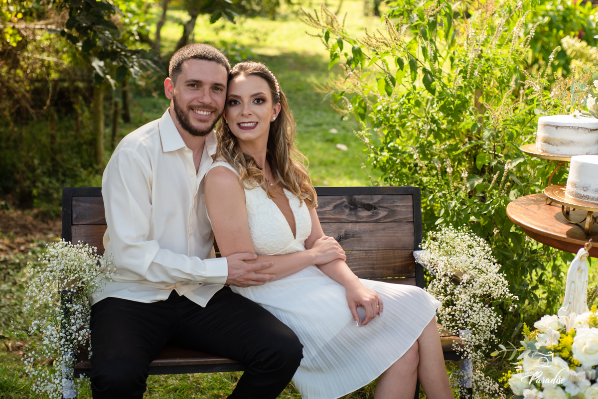 Casal na mesa do bolo - Estúdio Paradise