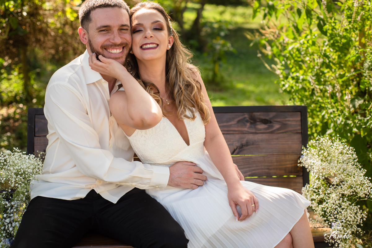 Casal na mesa do bolo sorrindo - Estúdio Paradise