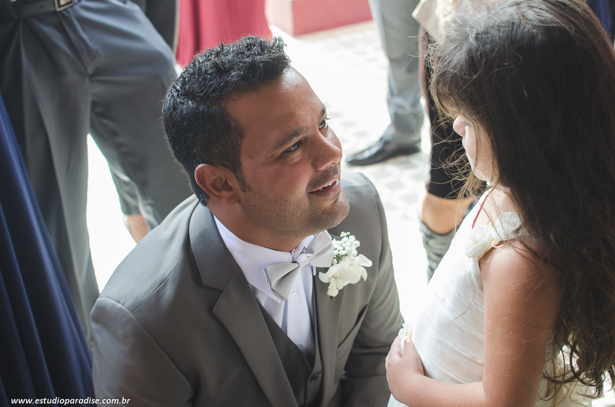 Noivo aguardando a chegada da noiva em casamento de dia em Chácara Minas Gerais feita pelo Estúdio Paradise