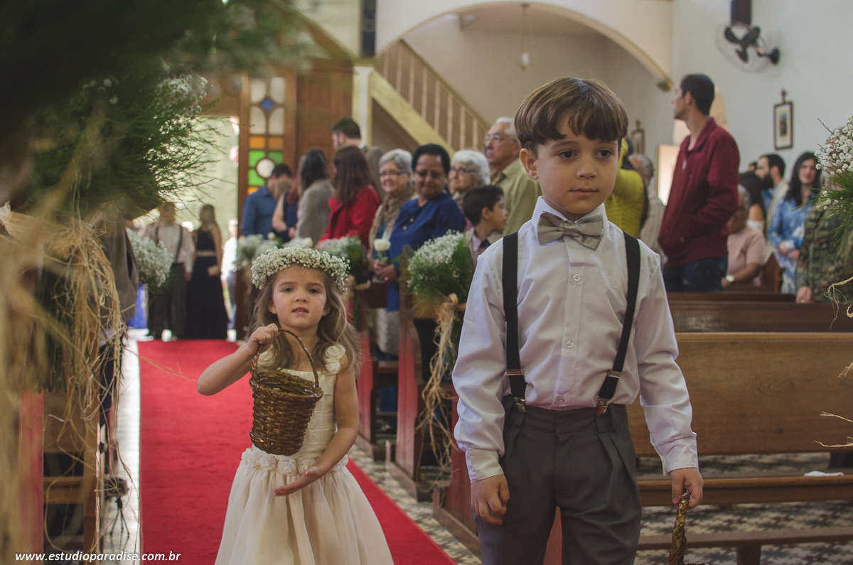 Cortejo de entrada com daminhas, pajens, madrinhas e padrinhos no casamento de dia em Chácara Minas Gerais feito pelo Estúdio Paradise