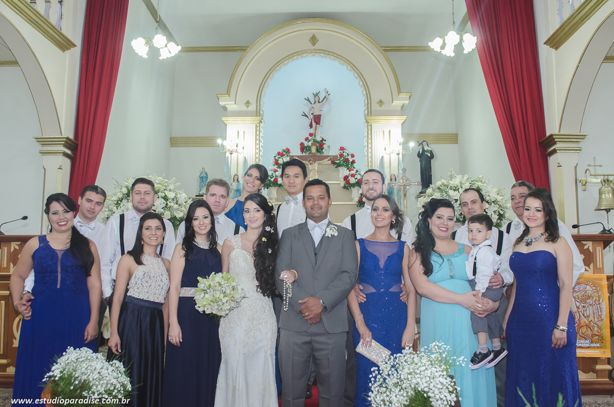 Foto oficial dos padrinhos e madrinhas em Casamento de dia em Chácara Minas Gerais feito pelo Estúdio Paradise