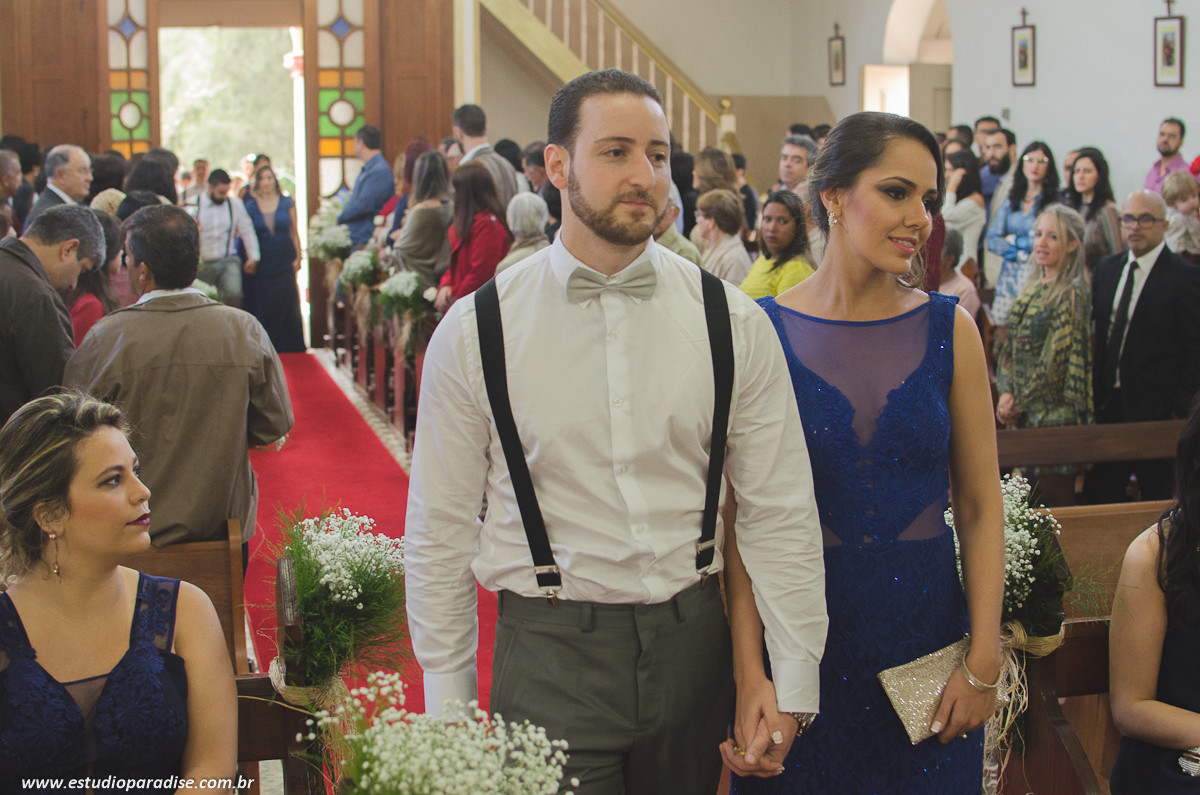 Cortejo de entrada com daminhas, pajens, madrinhas e padrinhos no casamento de dia em Chácara Minas Gerais feito pelo Estúdio Paradise