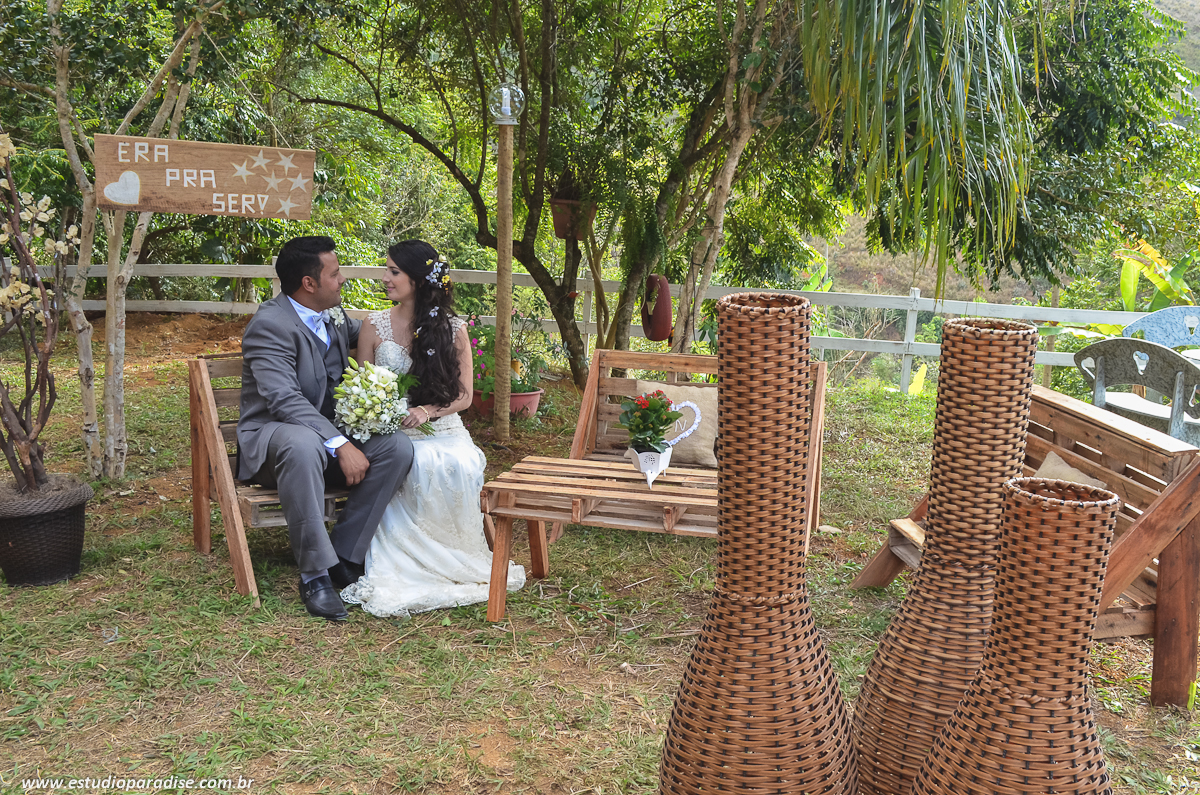 Ensaio do casal usando a Decoração DYU feita pela noiva para recepção do Casamento de dia ao ar livre em fazenda em Chácara Minas Gerais feito pelo Estúdio Paradise