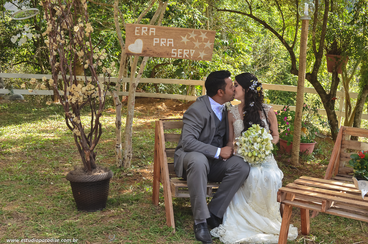 Ensaio do casal usando a Decoração DYU feita pela noiva para recepção do Casamento de dia ao ar livre em fazenda em Chácara Minas Gerais feito pelo Estúdio Paradise
