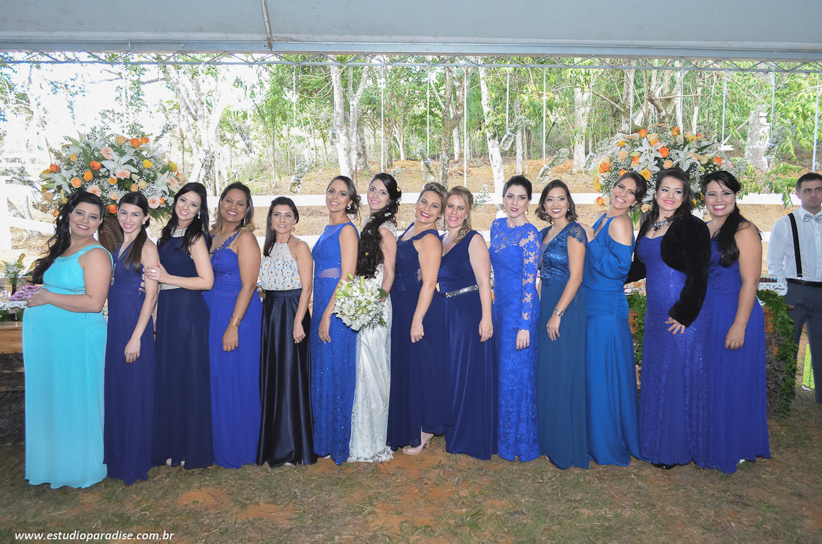 Fotos protocolares com noivos, pais, padrinhos e madrinhas na mesa de bolo feito pelo Estúdio Paradise