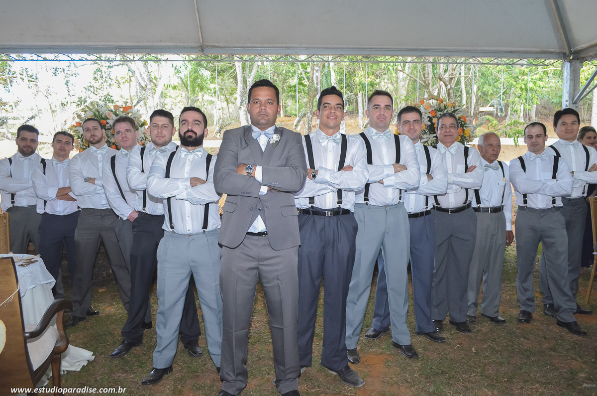 Fotos protocolares com noivos, pais, padrinhos e madrinhas na mesa de bolo feito pelo Estúdio Paradise