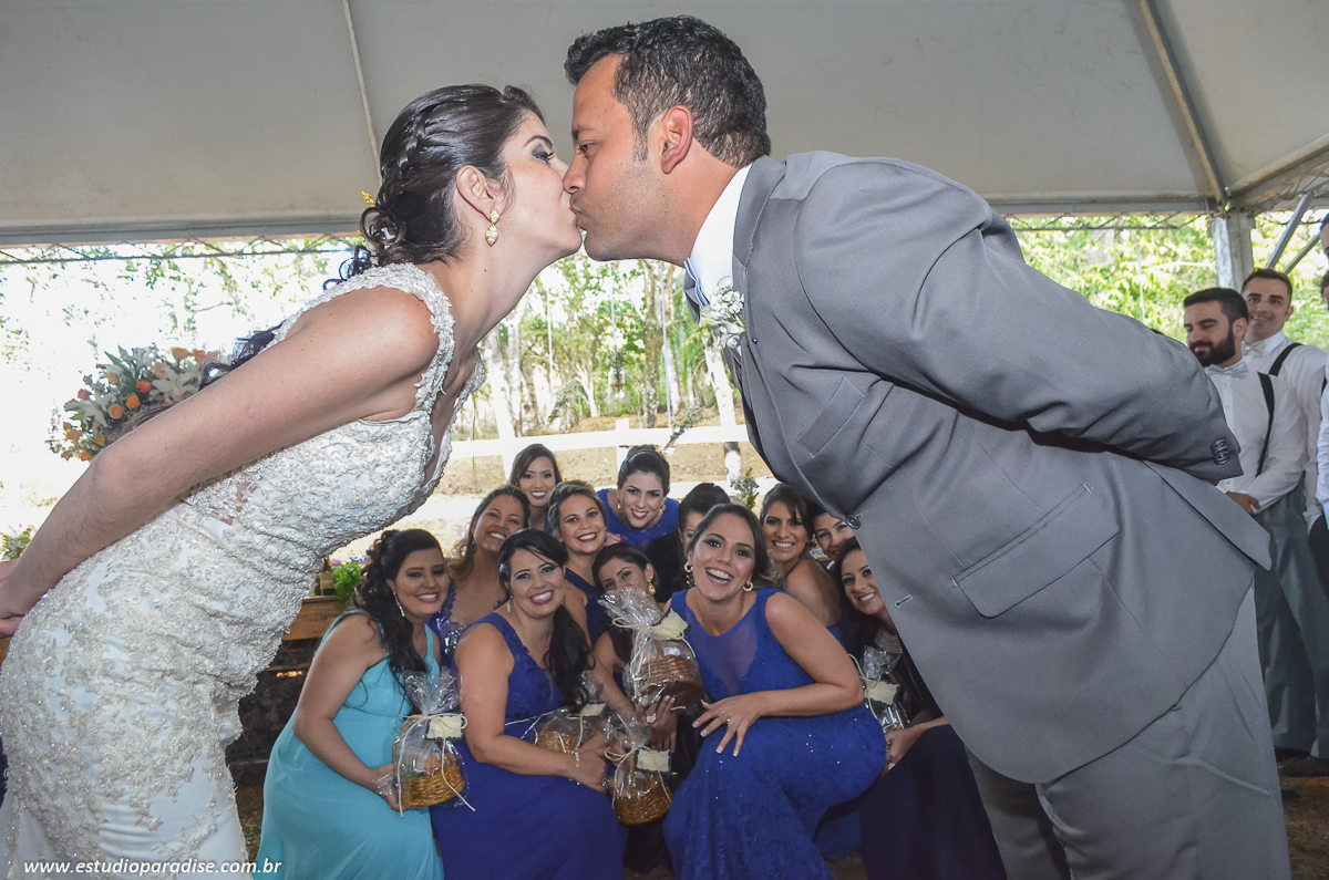 Fotos protocolares com noivos, pais, padrinhos e madrinhas na mesa de bolo feito pelo Estúdio Paradise
