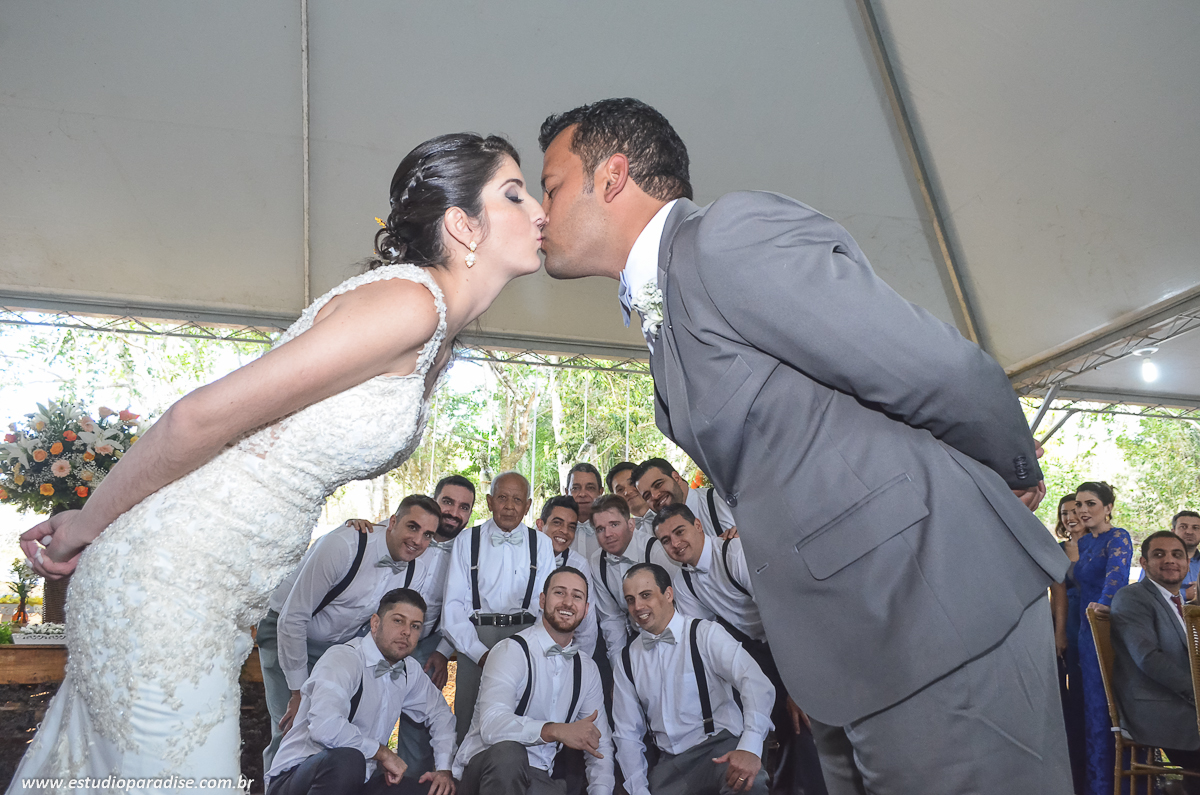 Fotos protocolares com noivos, pais, padrinhos e madrinhas na mesa de bolo feito pelo Estúdio Paradise