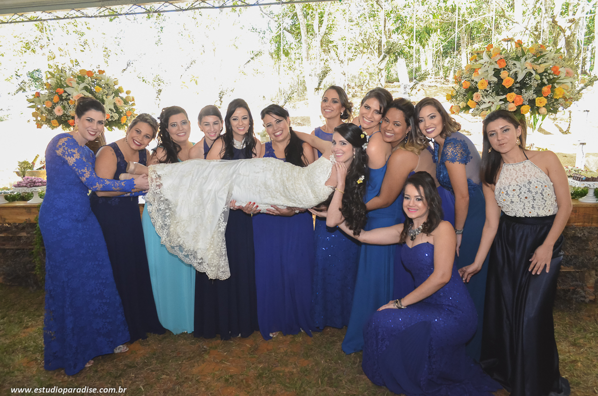 Fotos protocolares com noivos, pais, padrinhos e madrinhas na mesa de bolo feito pelo Estúdio Paradise