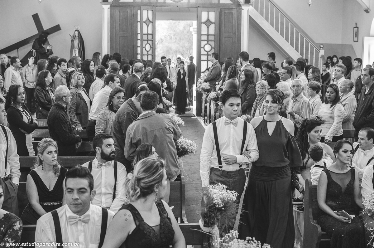 Cortejo de entrada com daminhas, pajens, madrinhas e padrinhos no casamento de dia em Chácara Minas Gerais feito pelo Estúdio Paradise