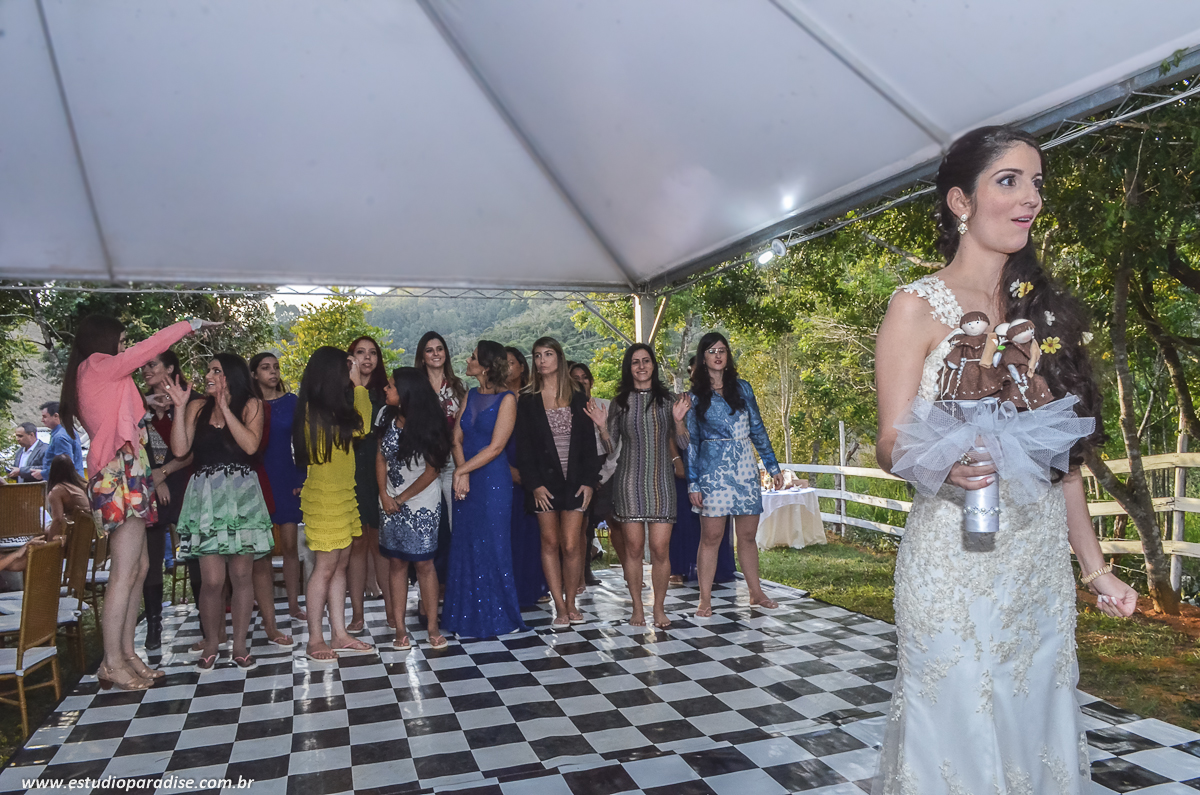 Jogada do Bouquet de Santo Antônio em casamento ao ar livre em Chácara Minas Gerais