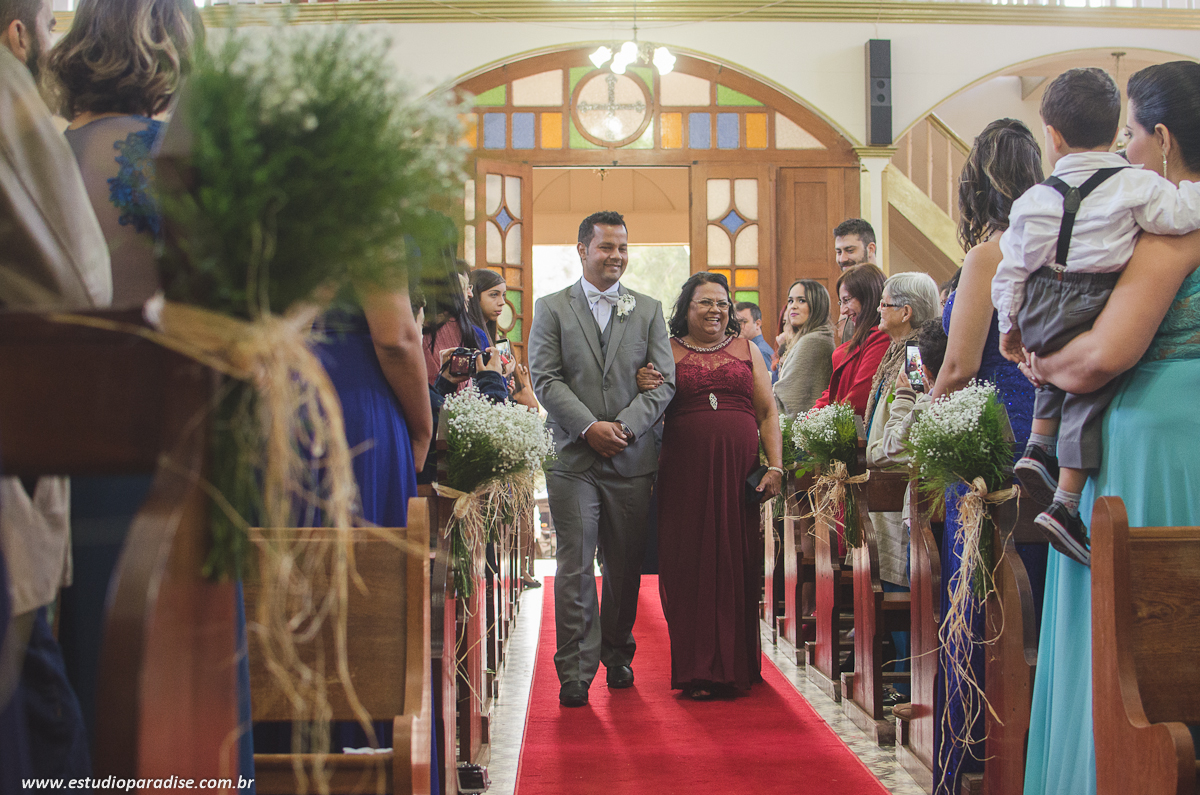Cortejo de entrada com daminhas, pajens, madrinhas e padrinhos no casamento de dia em Chácara Minas Gerais feito pelo Estúdio Paradise