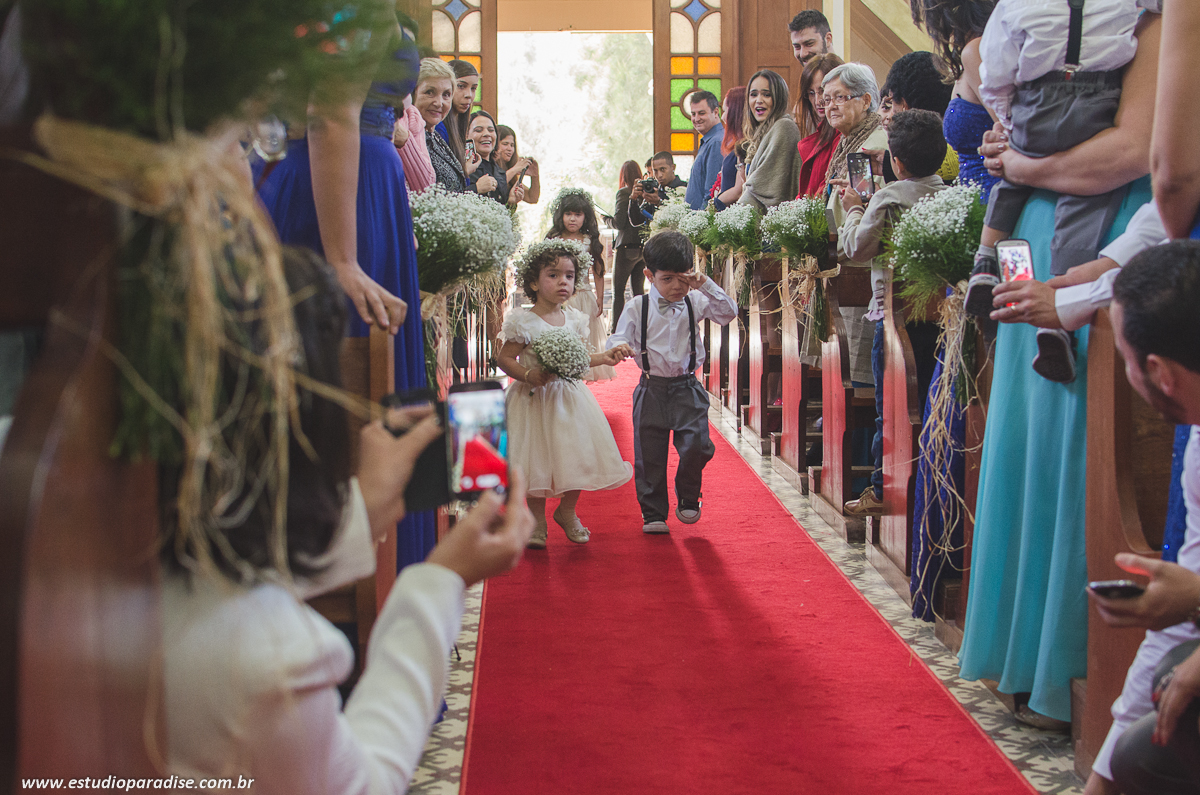 Cortejo de entrada com daminhas, pajens, madrinhas e padrinhos no casamento de dia em Chácara Minas Gerais feito pelo Estúdio Paradise