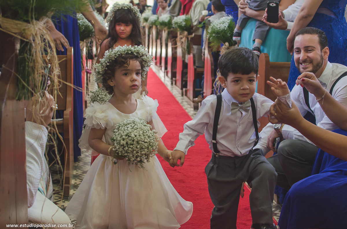 Cortejo de entrada com daminhas, pajens, madrinhas e padrinhos no casamento de dia em Chácara Minas Gerais feito pelo Estúdio Paradise