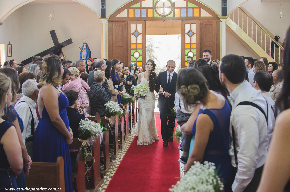 Entrada da Noiva no casamento de dia em Chácara Minas Gerais feito pelo Estúdio Paradise