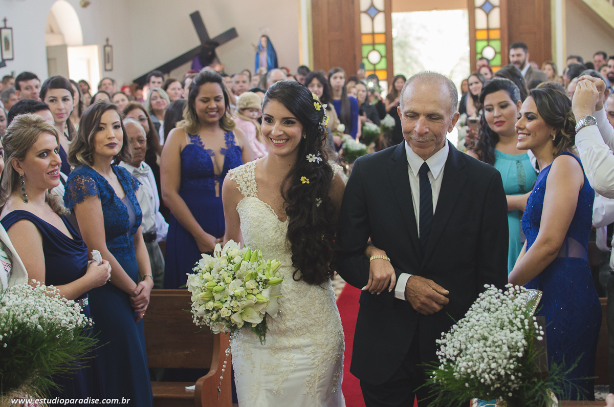 Entrada da Noiva no casamento de dia em Chácara Minas Gerais feito pelo Estúdio Paradise