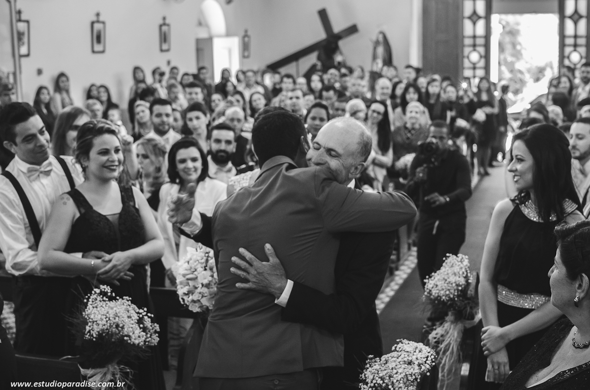 Entrada da Noiva no casamento de dia em Chácara Minas Gerais feito pelo Estúdio Paradise