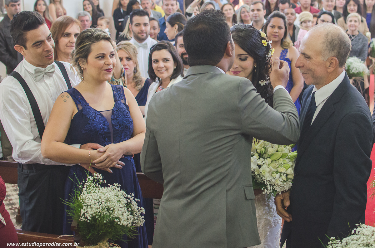Entrada da Noiva no casamento de dia em Chácara Minas Gerais feito pelo Estúdio Paradise