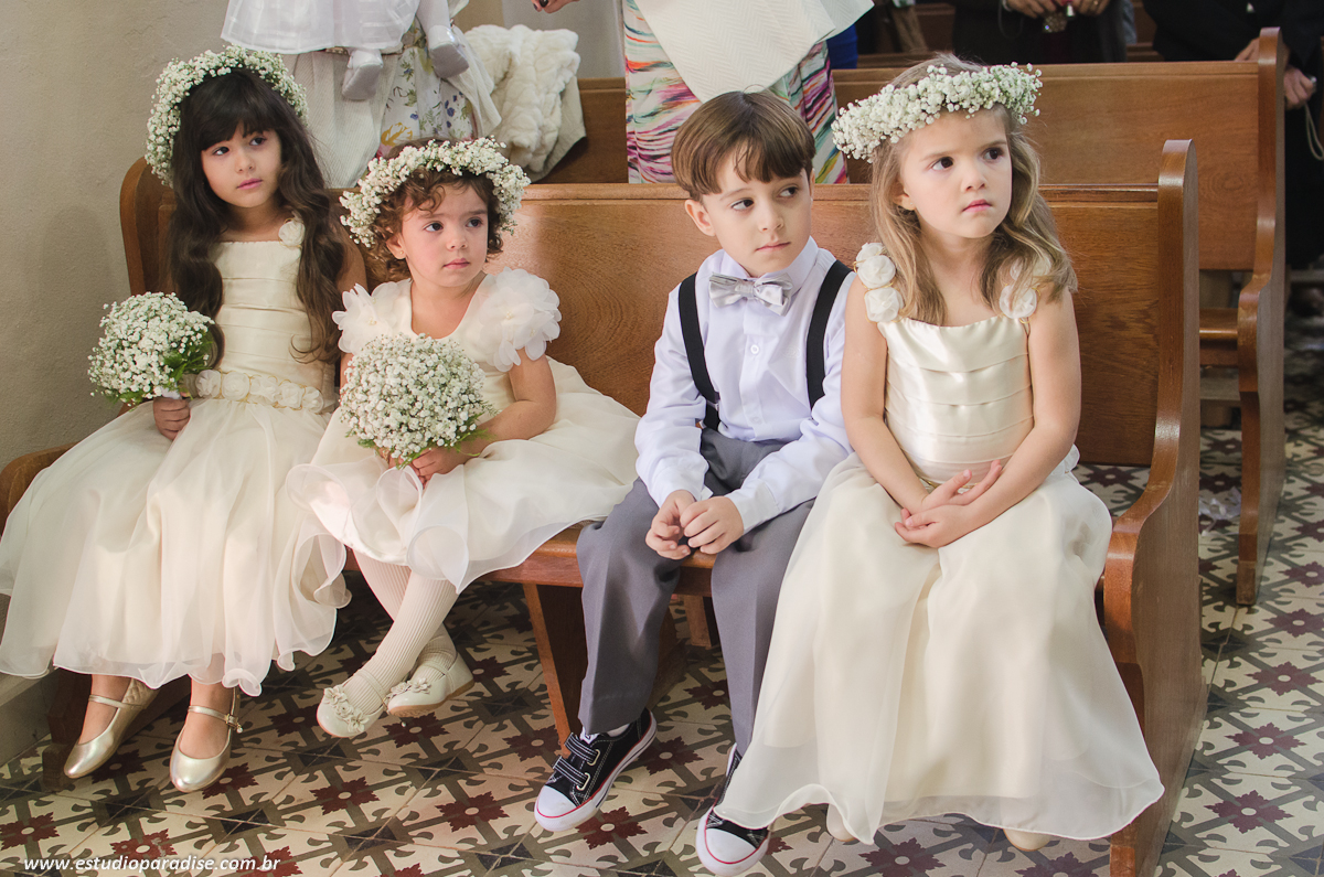 Detalhe das damas de honra e pajens no Casamento de dia em Chácara Minas Gerais feito pelo Estúdio Paradise