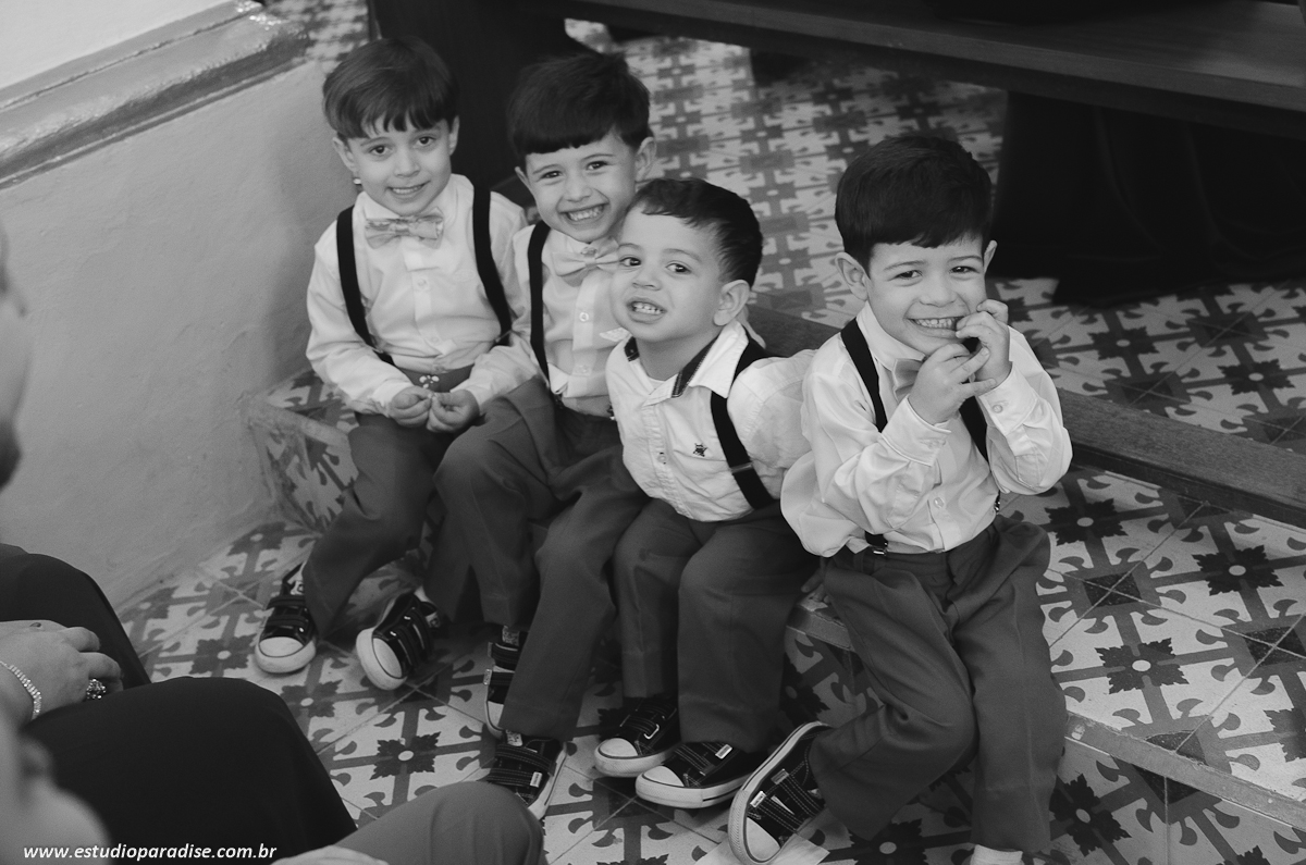 Detalhe dos pajens no Casamento de dia em Chácara Minas Gerais feito pelo Estúdio Paradise