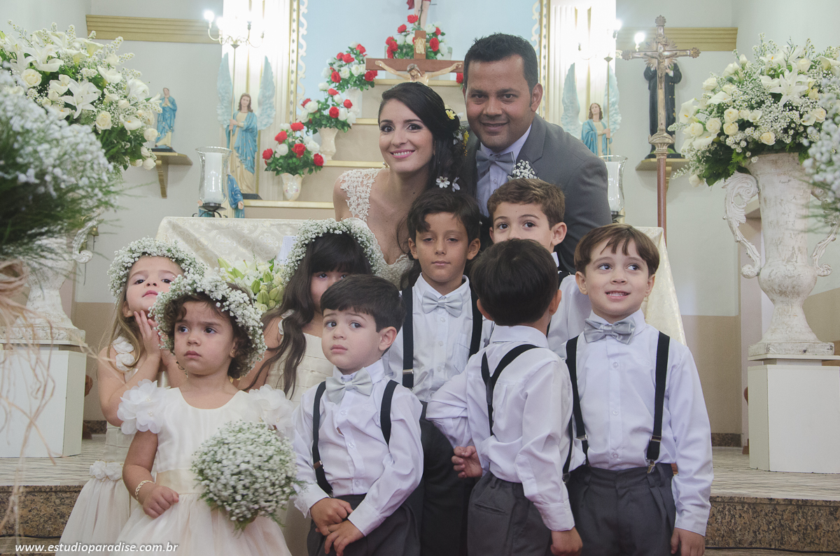Foto oficial dos noivos com daminhas e pajens no Casamento de dia em Chácara Minas Gerais feito pelo Estúdio Paradise