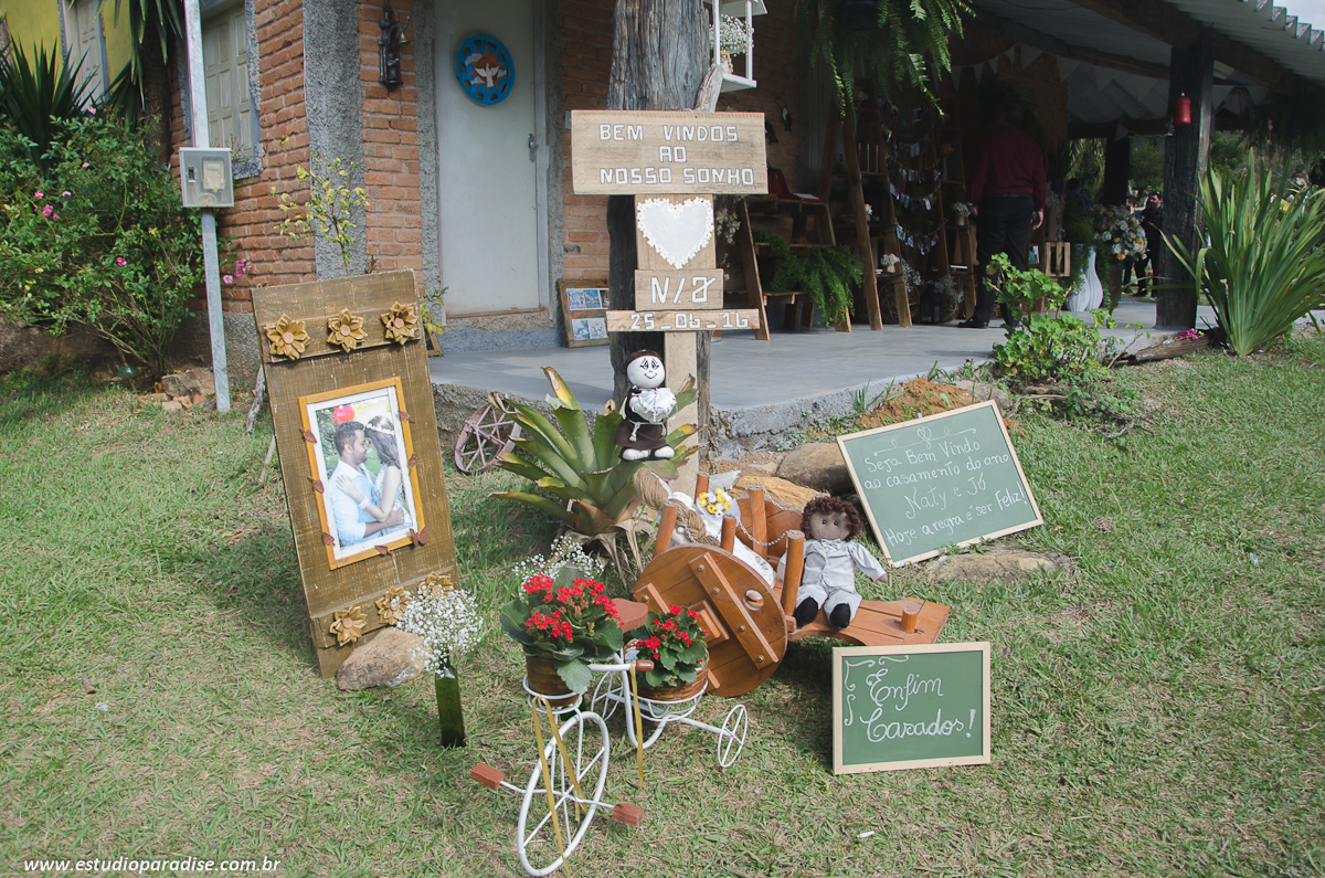 Decoração DYU feita pela noiva para recepção do Casamento de dia ao ar livre em fazenda em Chácara Minas Gerais feito pelo Estúdio Paradise