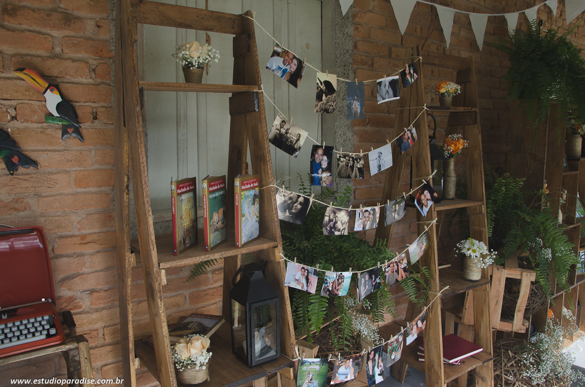 Decoração DYU feita pela noiva para recepção do Casamento de dia ao ar livre em fazenda em Chácara Minas Gerais feito pelo Estúdio Paradise