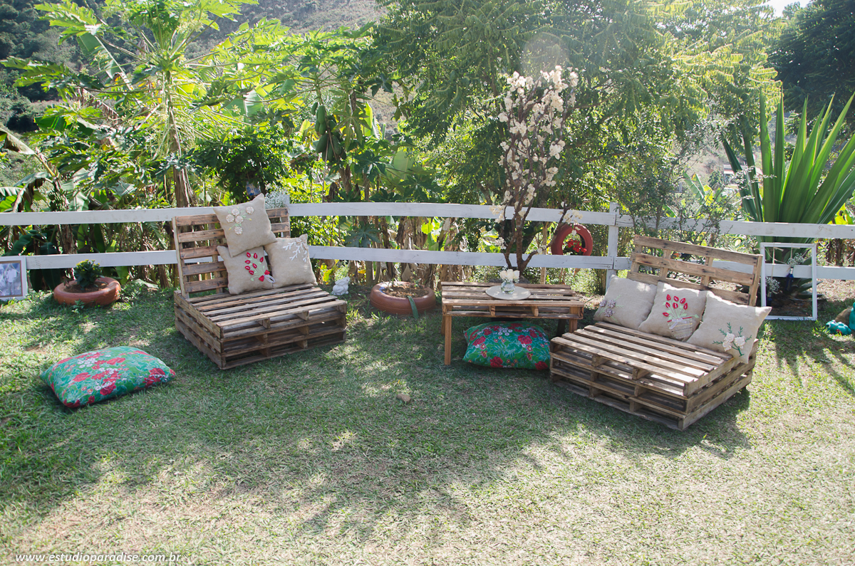Decoração DYU feita pela noiva para recepção do Casamento de dia ao ar livre em fazenda em Chácara Minas Gerais feito pelo Estúdio Paradise