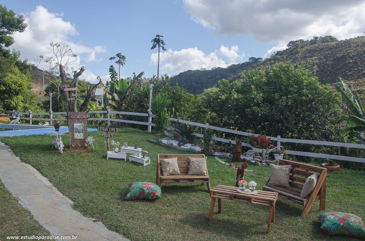 Decoração DYU feita pela noiva para recepção do Casamento de dia ao ar livre em fazenda em Chácara Minas Gerais feito pelo Estúdio Paradise
