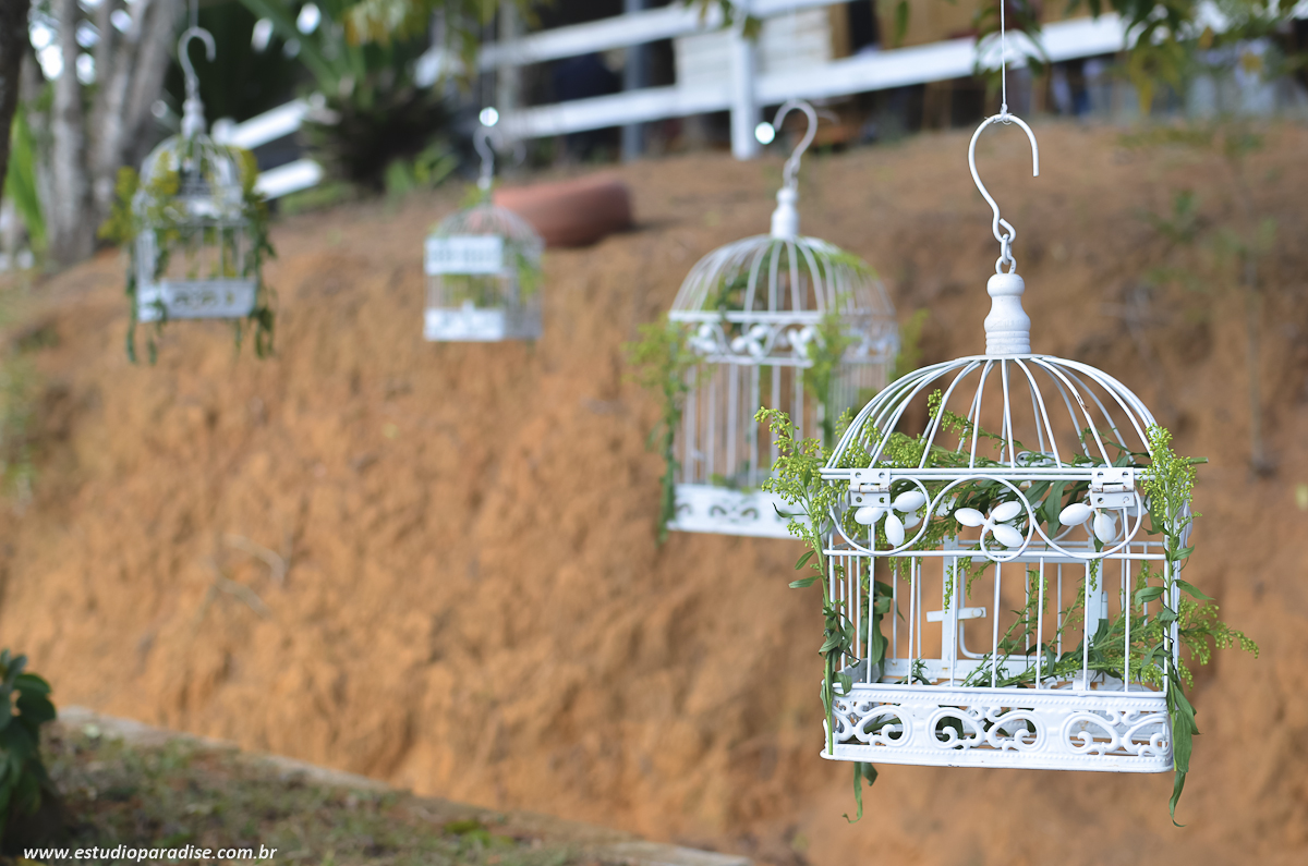 Decoração DYU feita pela noiva para recepção do Casamento de dia ao ar livre em fazenda em Chácara Minas Gerais feito pelo Estúdio Paradise