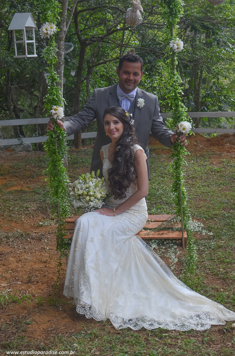 Ensaio do casal usando a Decoração DYU feita pela noiva para recepção do Casamento de dia ao ar livre em fazenda em Chácara Minas Gerais feito pelo Estúdio Paradise