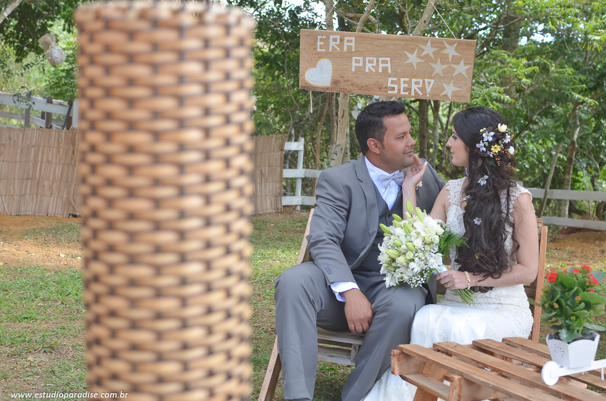 Ensaio do casal usando a Decoração DYU feita pela noiva para recepção do Casamento de dia ao ar livre em fazenda em Chácara Minas Gerais feito pelo Estúdio Paradise