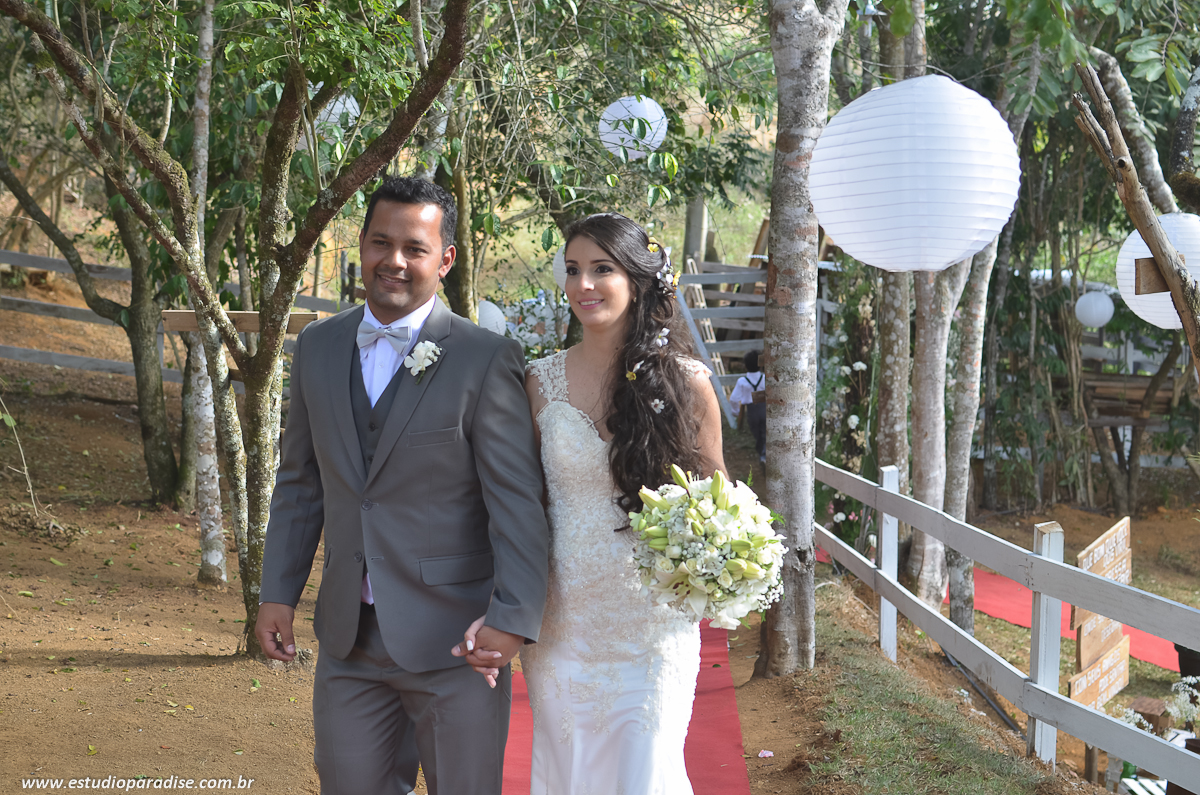 Ensaio do casal usando a Decoração DYU feita pela noiva para recepção do Casamento de dia ao ar livre em fazenda em Chácara Minas Gerais feito pelo Estúdio Paradise