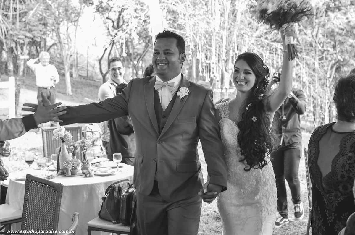 Ensaio do casal usando a Decoração DYU feita pela noiva para recepção do Casamento de dia ao ar livre em fazenda em Chácara Minas Gerais feito pelo Estúdio Paradise