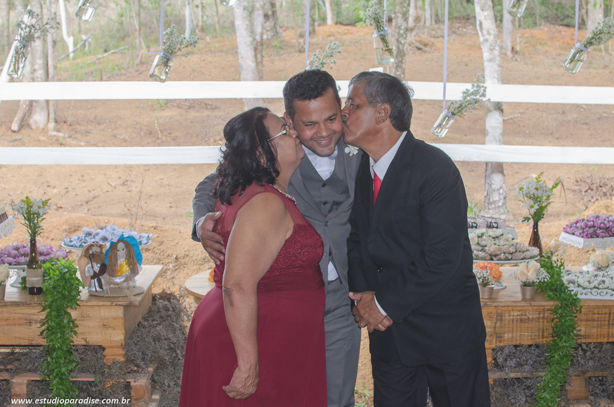Fotos protocolares com noivos, pais, padrinhos e madrinhas na mesa de bolo feito pelo Estúdio Paradise
