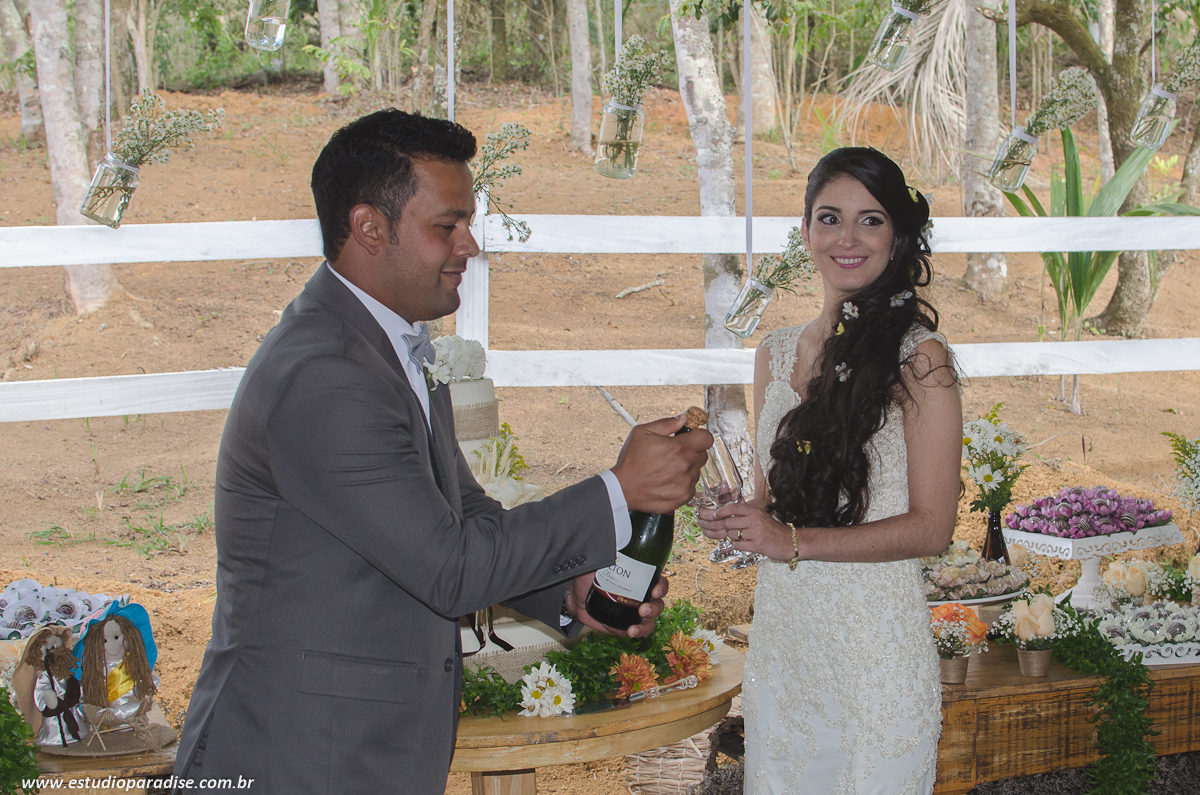 Fotos protocolares com noivos, pais, padrinhos e madrinhas na mesa de bolo feito pelo Estúdio Paradise
