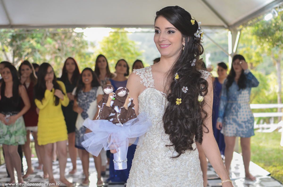 Jogada do Bouquet de Santo Antônio em casamento ao ar livre em Chácara Minas Gerais