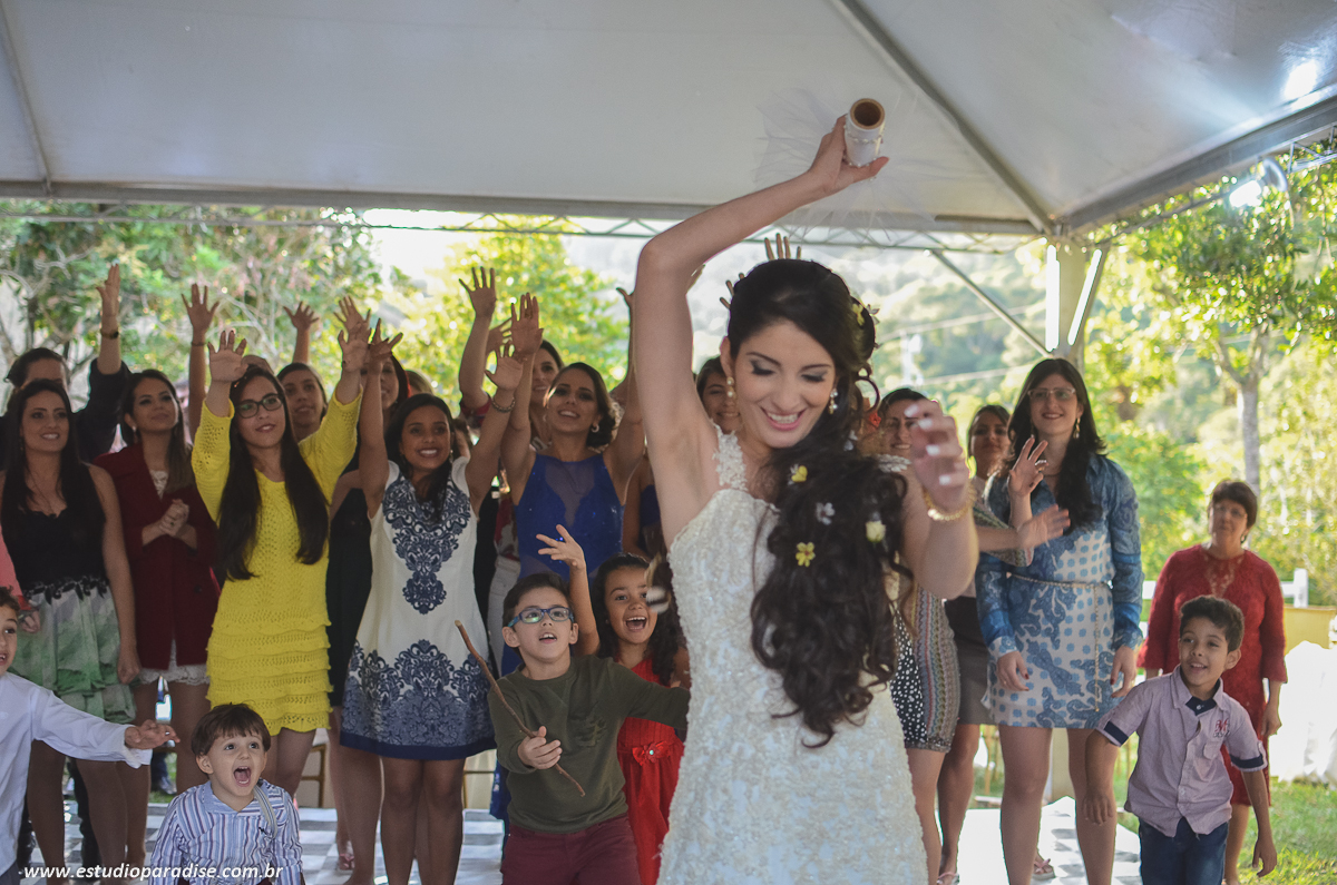 Jogada do Bouquet de Santo Antônio em casamento ao ar livre em Chácara Minas Gerais