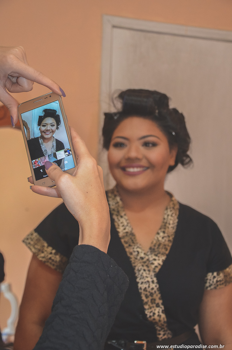 making-of da noiva Masa se preparando para casamento ao ar livre de dia