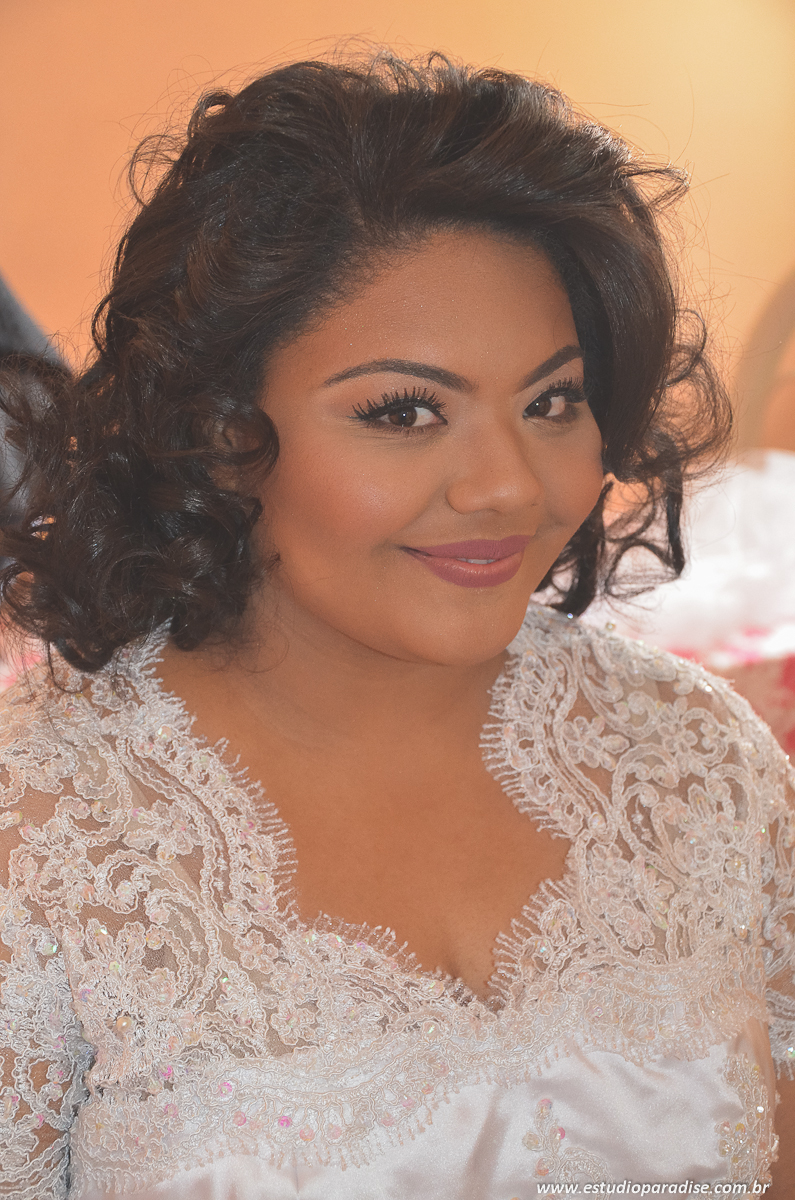 making-of da noiva Masa se preparando para casamento ao ar livre de dia