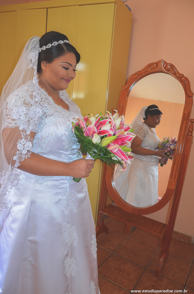 making-of da noiva Masa se preparando para casamento ao ar livre de dia