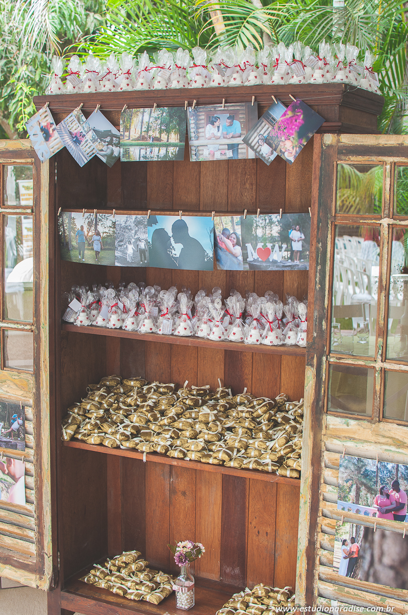Decoração do armário com docinhos, bem casados e fotos do e-session do casal
