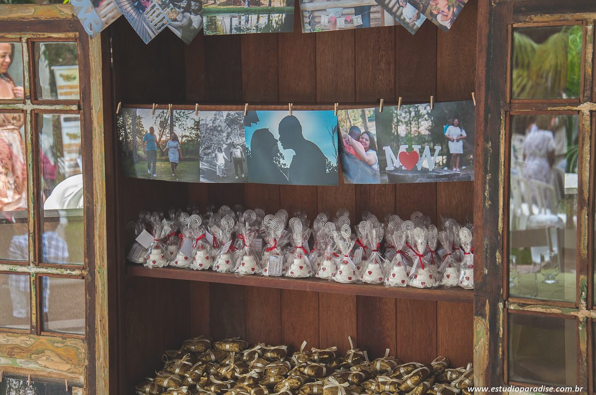 Decoração do armário com docinhos, bem casados e fotos do e-session do casal