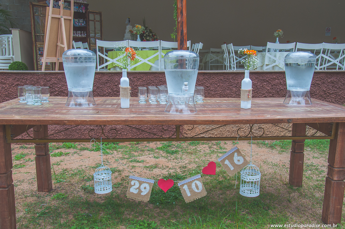 Mesa para convidados no casamento ao ar livre