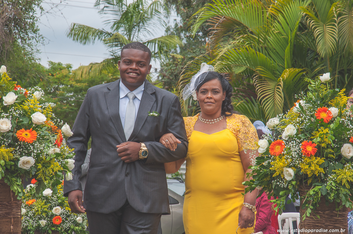 Cortejo de entrada do noivo e padrinhos no casamento ao ar livre de dia