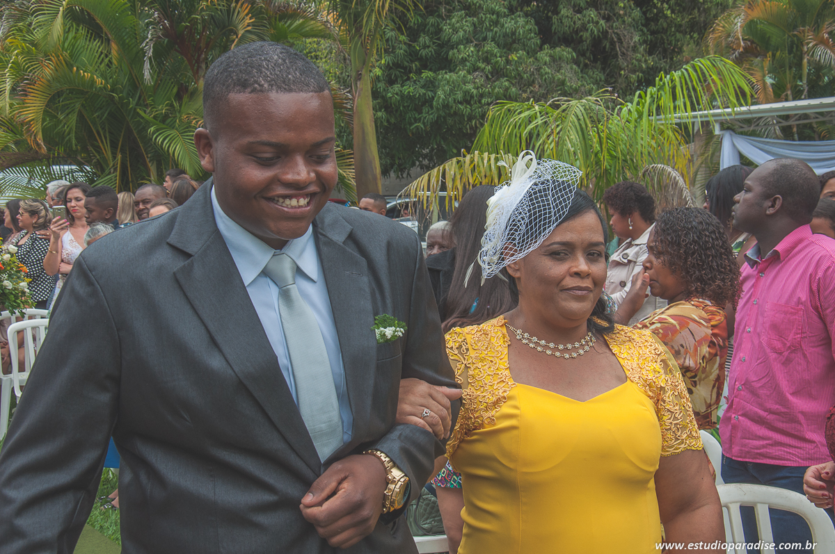 Cortejo de entrada do noivo e padrinhos no casamento ao ar livre de dia