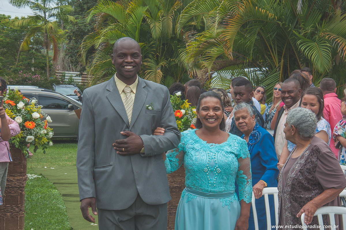 Cortejo de entrada do noivo e padrinhos no casamento ao ar livre de dia
