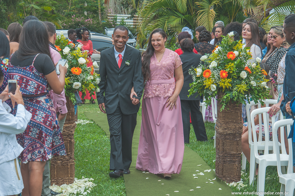 Cortejo de entrada do noivo e padrinhos no casamento ao ar livre de dia