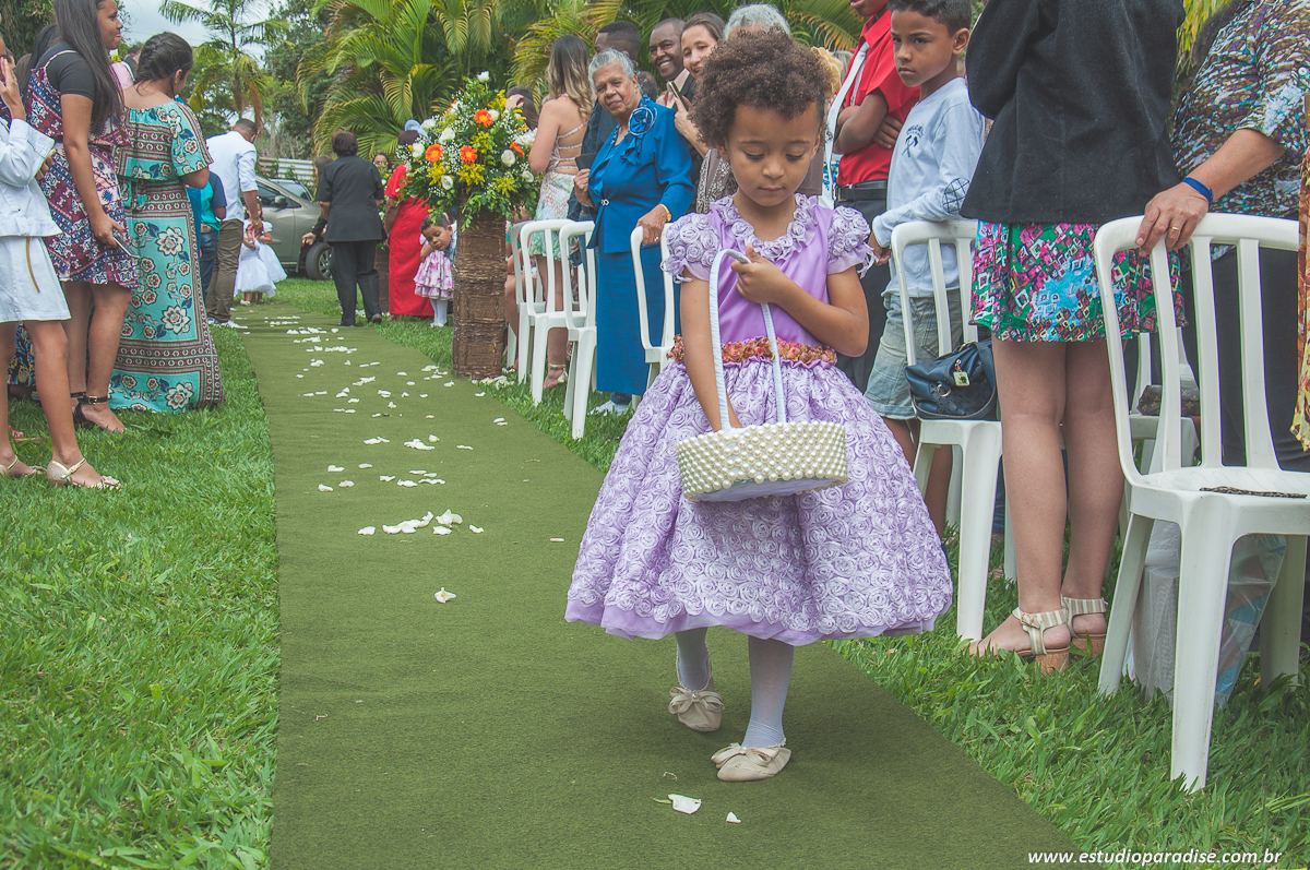 Cortejo de entrada do noivo e padrinhos no casamento ao ar livre de dia