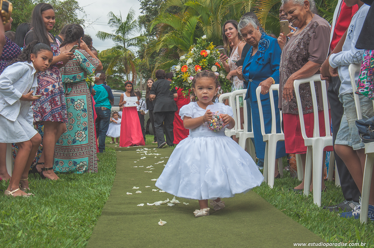 Cortejo de entrada do noivo e padrinhos no casamento ao ar livre de dia